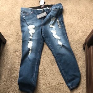 Bombshell Skinny Jeans Sweet Pea w/ Distress.